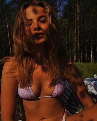 Photo catégorisée avec : Skinny, Blonde, Lotta Emilie Stichler, Bikini, Cute, Small Tits, Swedish, Tummy