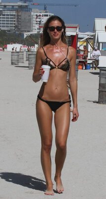 Photo catégorisée avec : Skinny, Blonde, Olga Kent, Beach, Bikini, Cute, Legs, Moldovan, Tummy