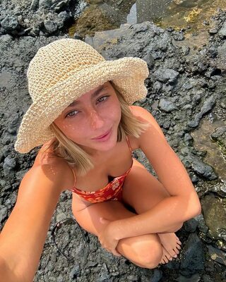 Photo catégorisée avec : Skinny, Blonde, Paula Díez, Cute, Hat, Selfie