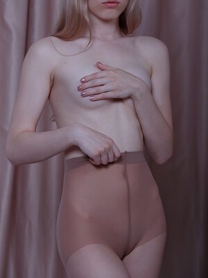 Photo catégorisée avec : Skinny, Blonde, Rare Tori - Viktoriya D - Red Royz, Shy, Small Tits