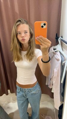 Photo catégorisée avec : Skinny, Blonde, Selfie, What is her name, Cute