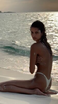 Photo catégorisée avec : Skinny, Bruna Lírio, Brunette, Beach, Bikini, Brazilian, Celebrity - Star, Cute, Eyes, Legs, Monokini, Shy