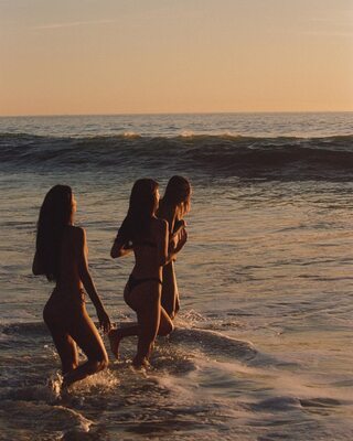 Photo catégorisée avec : Skinny, Bruna Lírio, Brunette, Elisha Herbert, Renee Herbert, 3 girls, Ass - Butt, Australian, Beach, Bikini, Brazilian, Celebrity - Star, Cute, Twins