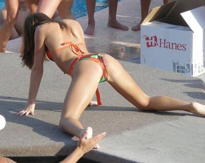 Photo catégorisée avec : Skinny, Brunette, Ass - Butt, Bikini, Legs