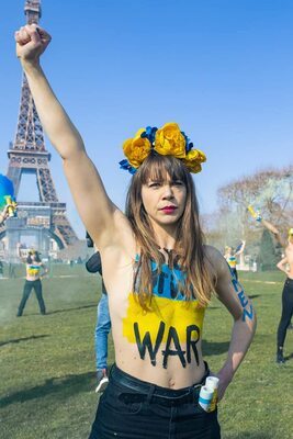 Photo catégorisée avec : Skinny, Brunette, Body painting, Femen, Flat chested, Ukrainian