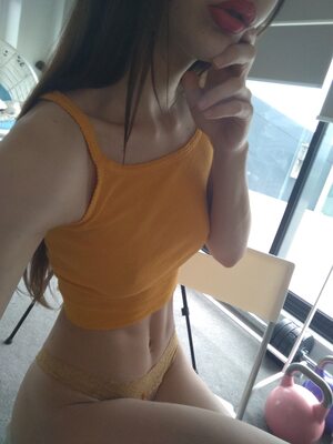 Photo catégorisée avec : Skinny, Brunette, Camgirl, ManyVids.com, MissAlice_94 - MissAlice_18, Selfie, nood.tv