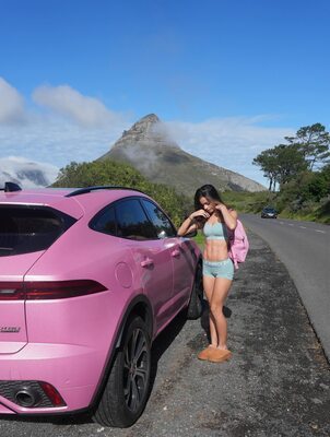 Photo catégorisée avec : Skinny, Brunette, Car, Fit, Ice Lolly Lauren - Lauren Lee - lauren111, Legs, Nature, Cute