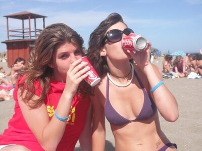 Photo catégorisée avec : Skinny, Beach, Bikini, Brunette, Caterina, Italian, 2 girls, Cute, Sexy Wallpaper, Tattoo, Tummy