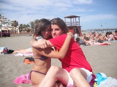 Photo catégorisée avec : Skinny, Beach, Bikini, Brunette, Caterina, 2 girls, Cute, Sexy Wallpaper, Tummy