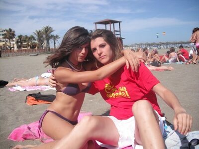 Photo catégorisée avec : Skinny, Beach, Bikini, Brunette, Caterina, 2 girls, Cute, Sexy Wallpaper, Tummy