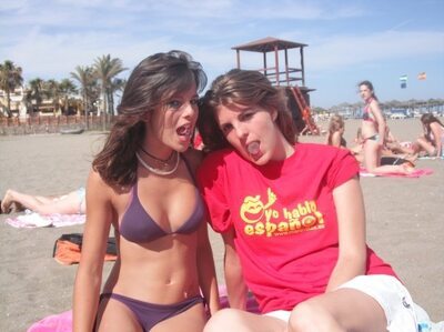 Photo catégorisée avec : Skinny, Beach, Bikini, Brunette, Caterina, 2 girls, Cute, Sexy Wallpaper, Tummy