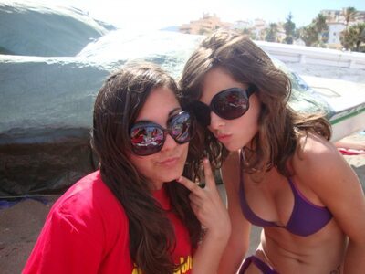 Photo catégorisée avec : Skinny, Beach, Bikini, Brunette, Caterina, Sexy Wallpaper, 2 girls, Tummy