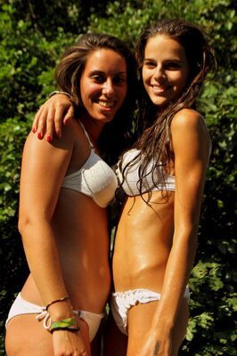 Photo catégorisée avec : Skinny, Bikini, Brunette, Caterina, Italian, Smiling, 2 girls, Cute