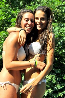 Photo catégorisée avec : Skinny, Bikini, Brunette, Caterina, Italian, 2 girls, Cute, Smiling