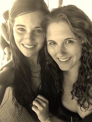 Photo catégorisée avec : Skinny, Brunette, Caterina, Eyes, Italian, 2 girls, Cute, Safe for work, Smiling