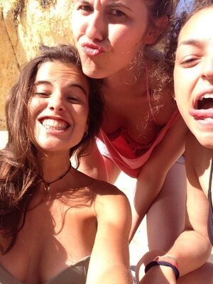 Photo catégorisée avec : Skinny, Brunette, Caterina, 3 girls, Cute, Funny, Smiling, Tongue