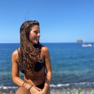 Photo catégorisée avec : Skinny, Bikini, Brunette, Caterina, Italian, Piercing, Cute, Safe for work, Smiling, Tummy