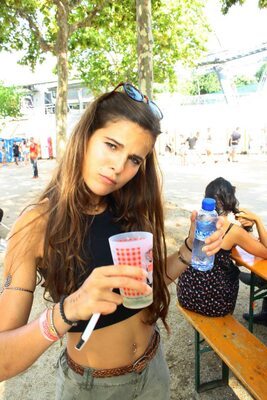 Photo catégorisée avec : Skinny, Brunette, Caterina, Eyes, Italian, Piercing, Cute, Safe for work, Tummy