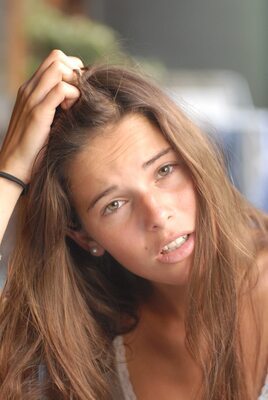 Photo catégorisée avec : Skinny, Brunette, Caterina, Eyes, Italian, Cute, Safe for work, Shy