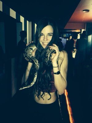 Photo catégorisée avec : Skinny, Brunette, Caterina, Eyes, Italian, Cute, Safe for work, Smiling, Snake, Tummy