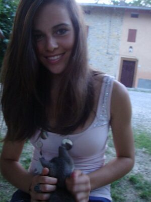 Photo catégorisée avec : Skinny, Brunette, Caterina, Eyes, Italian, Cute, Safe for work, Smiling