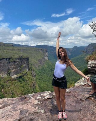 Photo catégorisée avec : Skinny, Brunette, Caterina, Italian, Legs, Nature, Smiling, Cute, Safe for work
