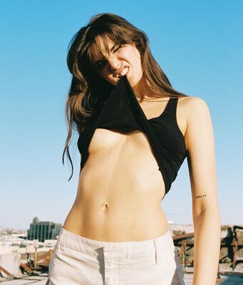 Photo catégorisée avec : Skinny, Brunette, Canadian, Charlotte Briar D’Alessio, Cute, Tummy