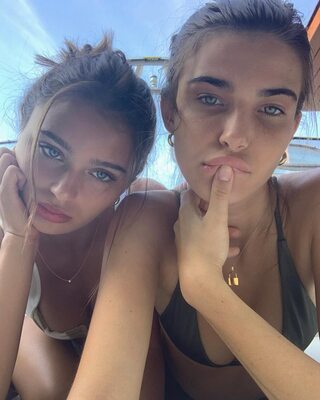 Photo catégorisée avec : Skinny, Bikini, Brunette, Canadian, Charlotte Briar D’Alessio, Eyes, Sophi Knight, 2 girls, Cute