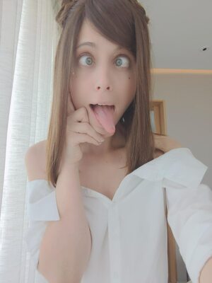 Photo catégorisée avec : Skinny, Brunette, Chloe Lewis - newchloe18, Canadian, Cute, Eyes, Funny, Tongue