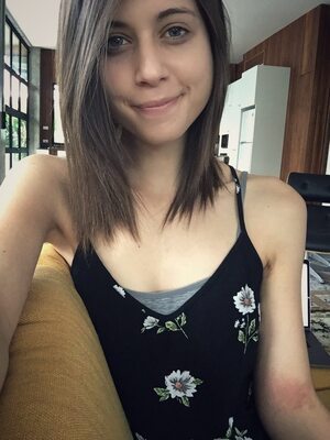 Photo catégorisée avec : Skinny, Brunette, Chloe Lewis - newchloe18, Canadian, Cute, Safe for work