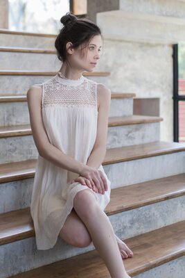 Photo catégorisée avec : Skinny, Brunette, Chloe Lewis - newchloe18, Canadian, Cute, Eyes, Legs, Safe for work