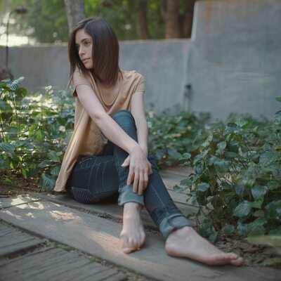 Photo catégorisée avec : Skinny, Brunette, Chloe Lewis - newchloe18, Canadian, Cute, Feet, Legs, Safe for work