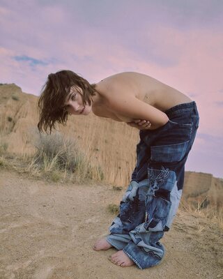 Photo catégorisée avec : Skinny, Brunette, Clara Galle, Eyes, Feet, Nature, Spanish, Celebrity - Star, Cute, Shy