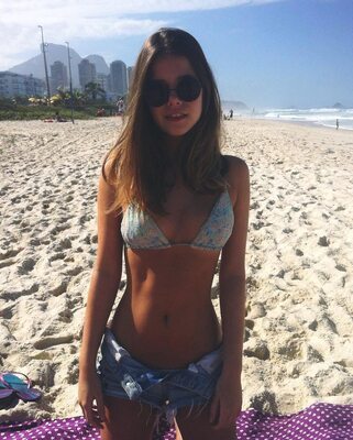 Photo catégorisée avec : Skinny, Brunette, Clarissa Müller, Beach, Bikini, Brazilian, Cute, Tummy