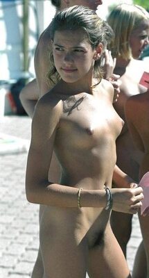 Photo catégorisée avec : Skinny, Brunette, Cute, Small Tits, Tummy