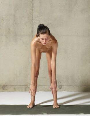 Photo catégorisée avec : Skinny, Brunette, Czech, Feet, Fitness - Part one, Hegre Art, Legs, Tereza, Cute, Small Tits