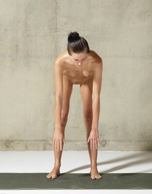 Photo catégorisée avec : Skinny, Brunette, Czech, Feet, Fitness - Part one, Hegre Art, Legs, Tereza, Cute, Small Tits