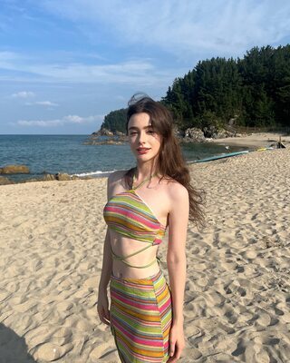 Photo catégorisée avec : Skinny, Brunette, Dasha Taran, Beach, Cute, Russian, Safe for work, Tummy