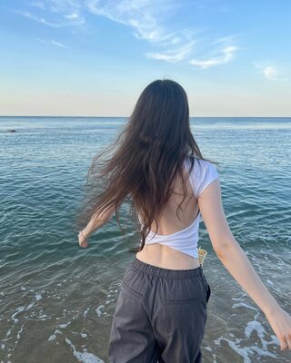 Photo catégorisée avec : Skinny, Brunette, Dasha Taran, Beach, Russian, Safe for work