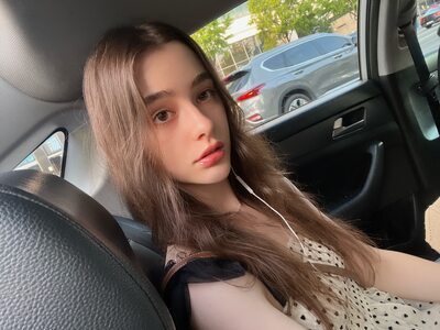 Photo catégorisée avec : Skinny, Brunette, Dasha Taran, Car, Cute, Eyes, Mouth, Russian, Safe for work, Sexy Wallpaper