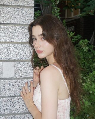 Photo catégorisée avec : Skinny, Brunette, Dasha Taran, Cute, Eyes, Russian, Safe for work, Shy