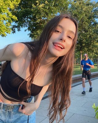 Photo catégorisée avec : Skinny, Brunette, Dasha Taran, Cute, Eyes, Russian, Safe for work, Smiling, Tongue
