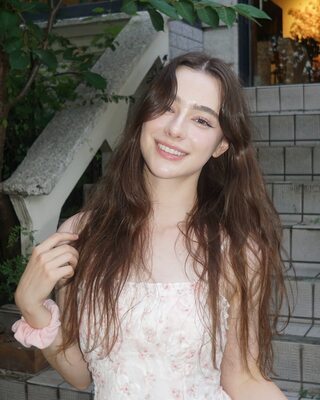 Photo catégorisée avec : Skinny, Brunette, Dasha Taran, Cute, Eyes, Russian, Safe for work, Smiling