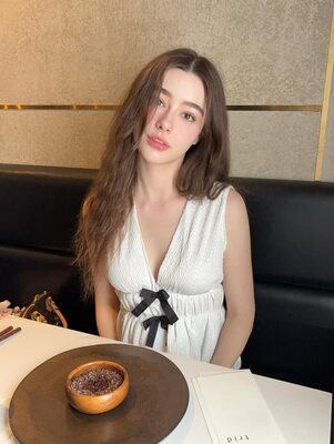 Photo catégorisée avec : Skinny, Brunette, Dasha Taran, Cute, Eyes, Russian, Shy