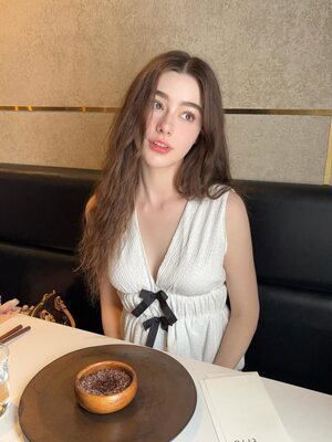 Photo catégorisée avec : Skinny, Brunette, Dasha Taran, Cute, Eyes, Russian, Shy