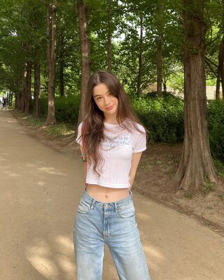 Photo catégorisée avec : Skinny, Brunette, Dasha Taran, Cute, Nature, Piercing, Russian, Safe for work, Smiling, Tummy