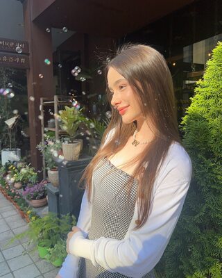 Photo catégorisée avec : Skinny, Brunette, Dasha Taran, Cute, Russian, Safe for work, Smiling