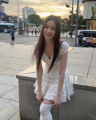 Photo catégorisée avec : Skinny, Brunette, Dasha Taran, Cute, Russian, Safe for work, Smiling