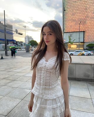 Photo catégorisée avec : Skinny, Brunette, Dasha Taran, Cute, Russian, Safe for work, Smiling