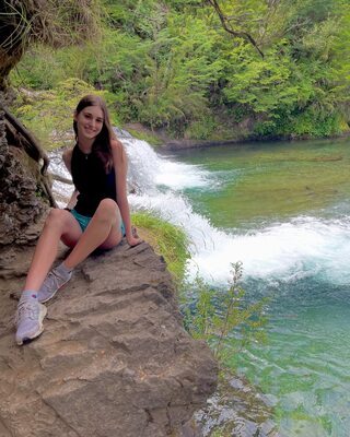 Photo catégorisée avec : Skinny, Brunette, Delfina Suarez Luco, Argentinean, Cute, Legs, Nature, Smiling, Waterfall